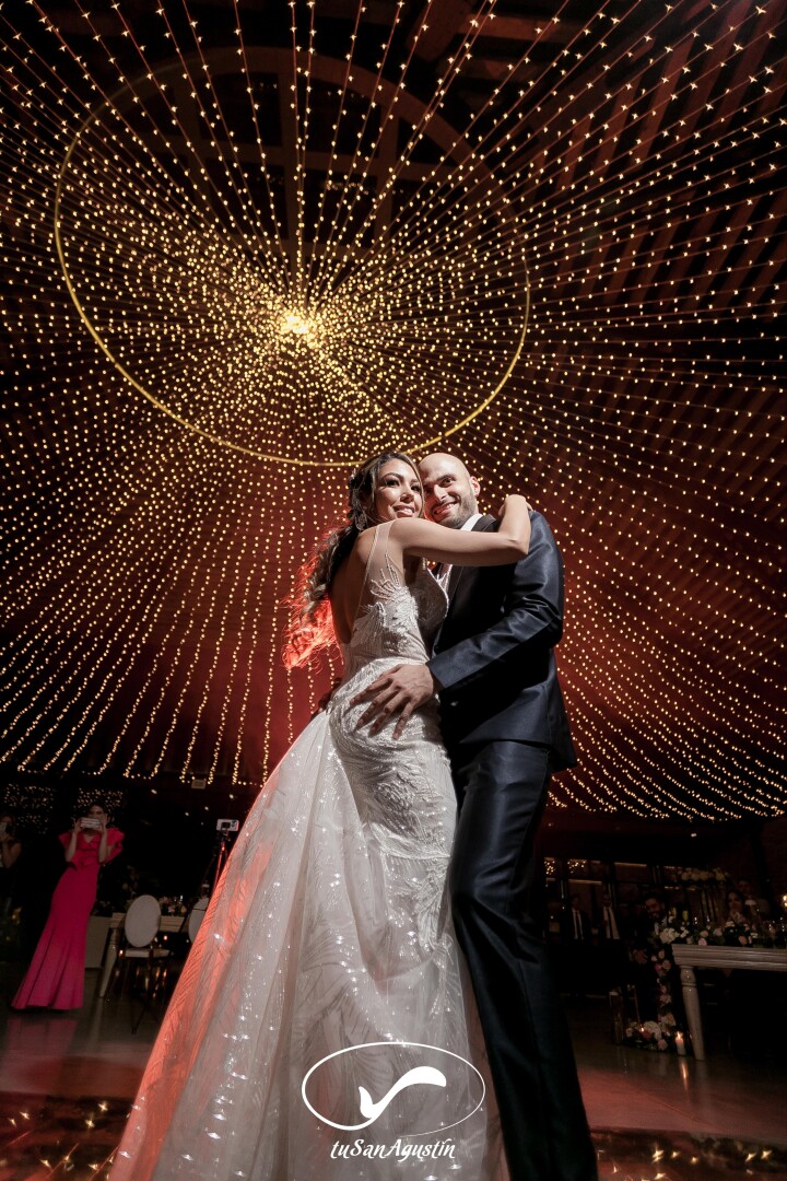 Cúpula de luces doradas sobre una celebración