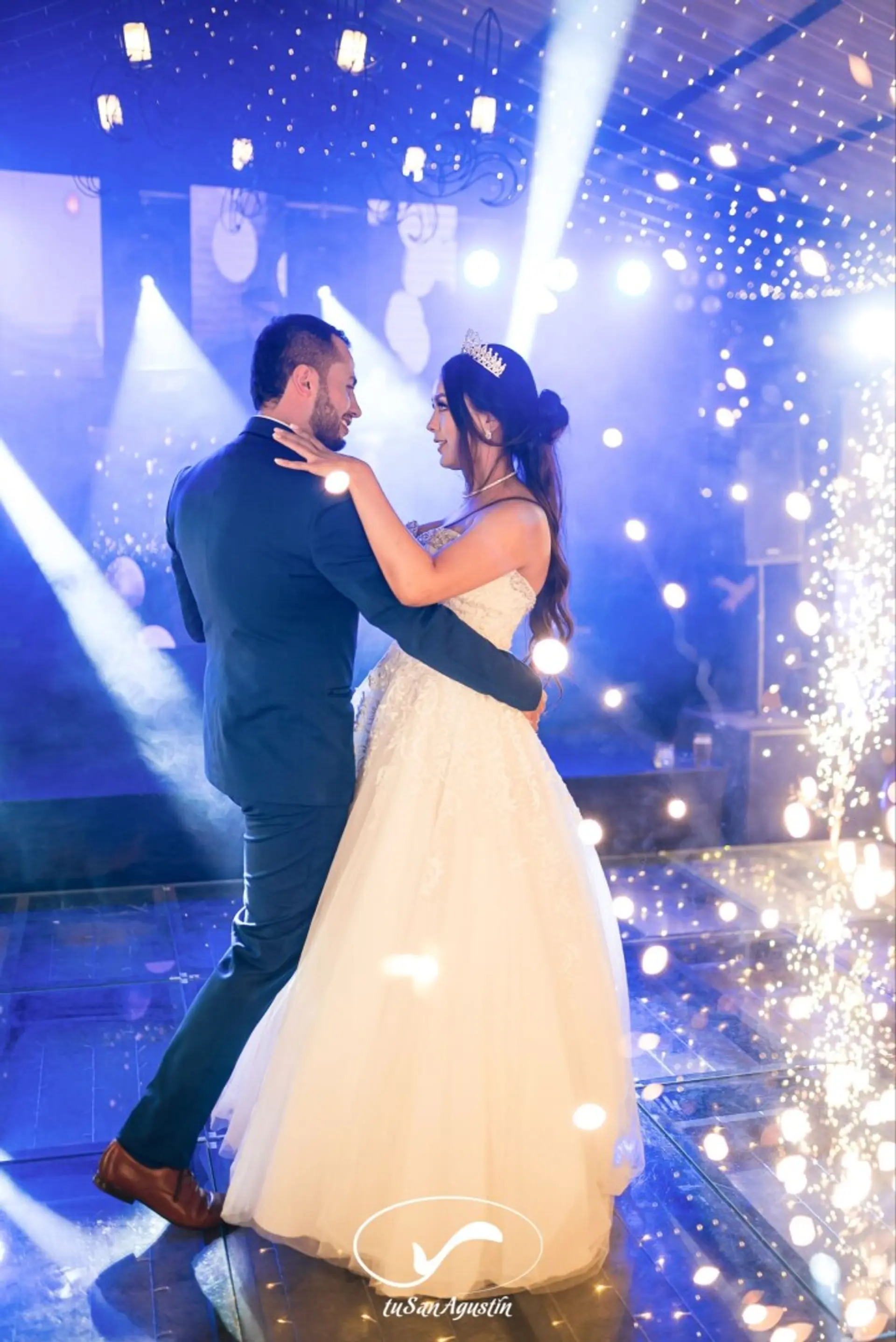 Invitados celebrando bajo las luces