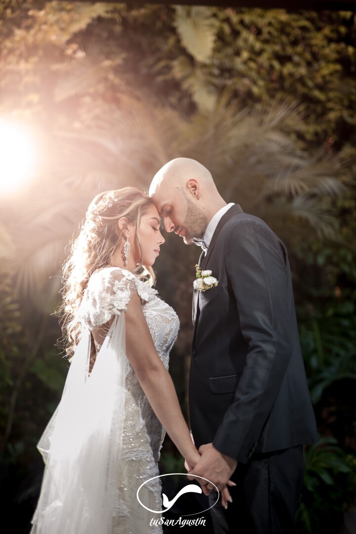 Pareja entre destellos de luz